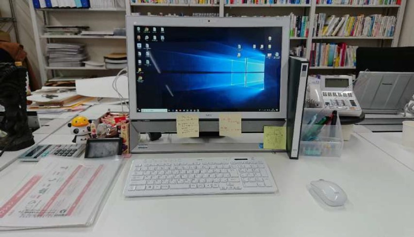 自分のデスク！しんどい時用に甘いものも完備してます！ （普段は10倍くらい汚い）