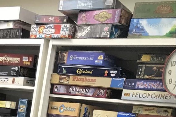 たくさんのボードゲームがおいてあり、仕事が終わったあとにみんなでお菓子を食べながら遊んだりします。