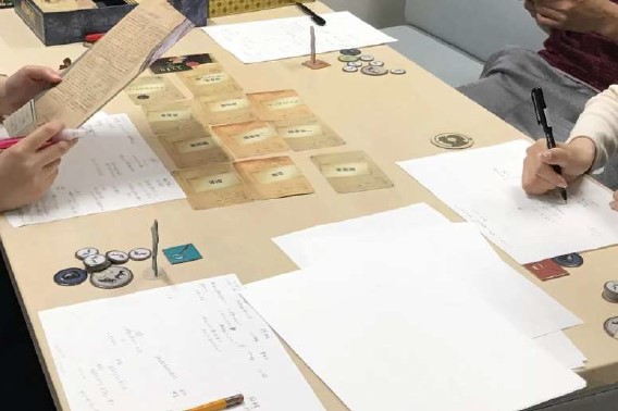 仕事終わりにみんなで遊んでいます。